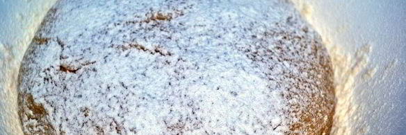 сдобный пирог со сливочно-ореховой начинкой и черной смородиной