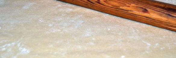 сдобный пирог со сливочно-ореховой начинкой и черной смородиной