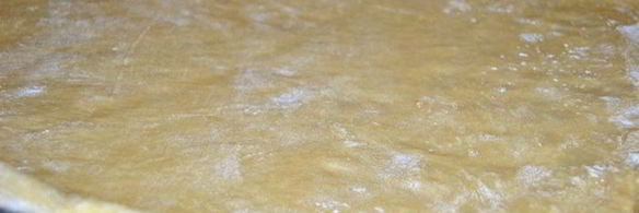 сдобный пирог со сливочно-ореховой начинкой и черной смородиной