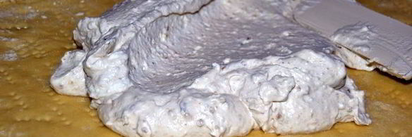 сдобный пирог со сливочно-ореховой начинкой и черной смородиной