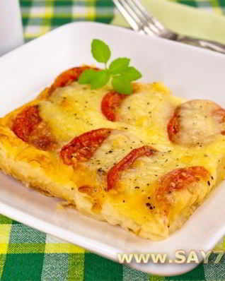 Слоеный пирог с моцареллой и помидорами