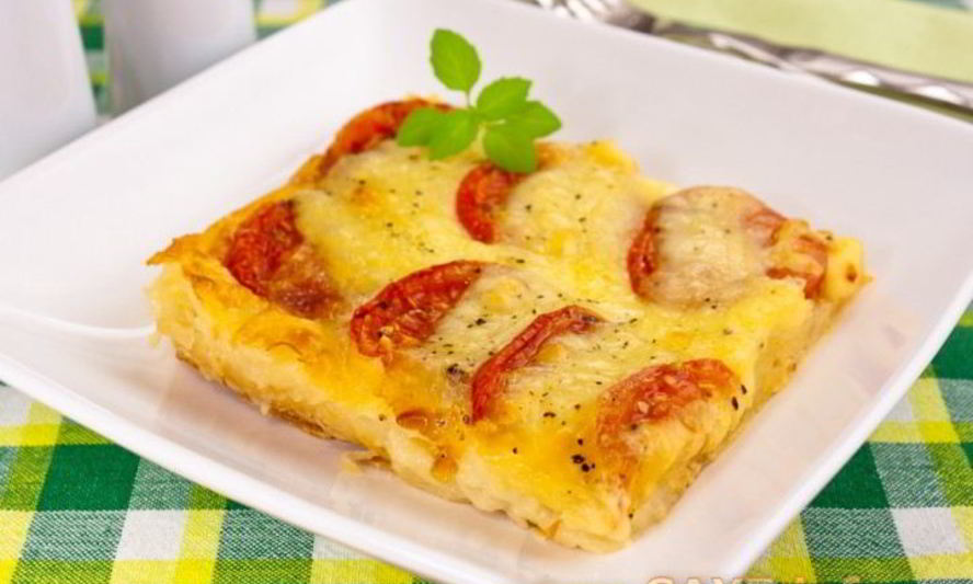 Рецепт слоеного пирога с моцареллой и помидорами