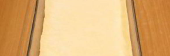 слоеный пирог с моцареллой и помидорами