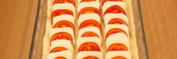 слоеный пирог с моцареллой и помидорами