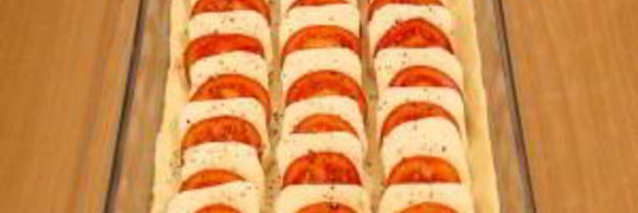 слоеный пирог с моцареллой и помидорами