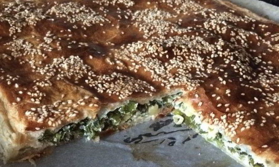 Рецепт слоеного пирога с яйцом и зеленым луком