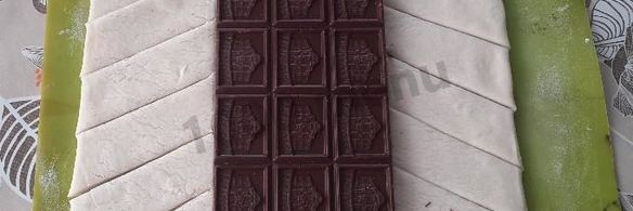 слойка с шоколадкой