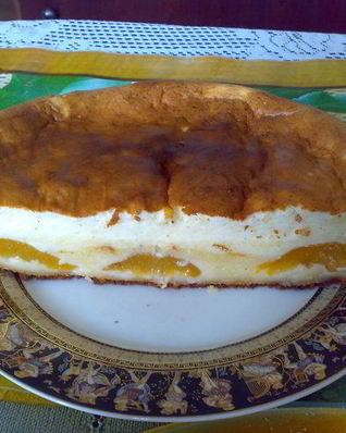 Творожной пирог с консервированными персиками