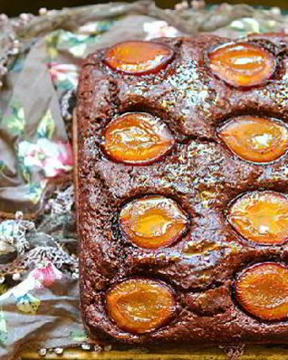 Вегетарианский шоколадный пирог со сливой