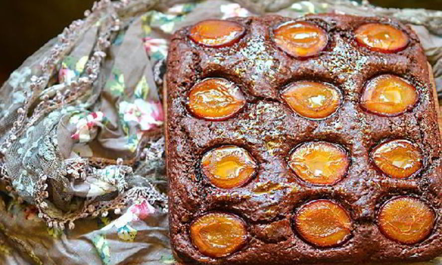 Рецепт вегетарианского шоколадного пирога со сливой