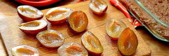 вегетарианский шоколадный пирог со сливой