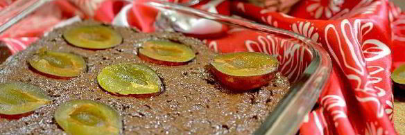 вегетарианский шоколадный пирог со сливой