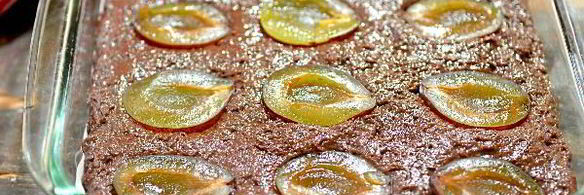 вегетарианский шоколадный пирог со сливой