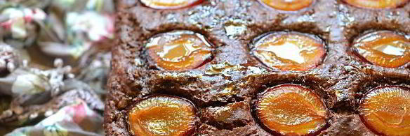 вегетарианский шоколадный пирог со сливой