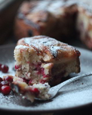 Яблочный пирог с клюквой и коричным сахаром