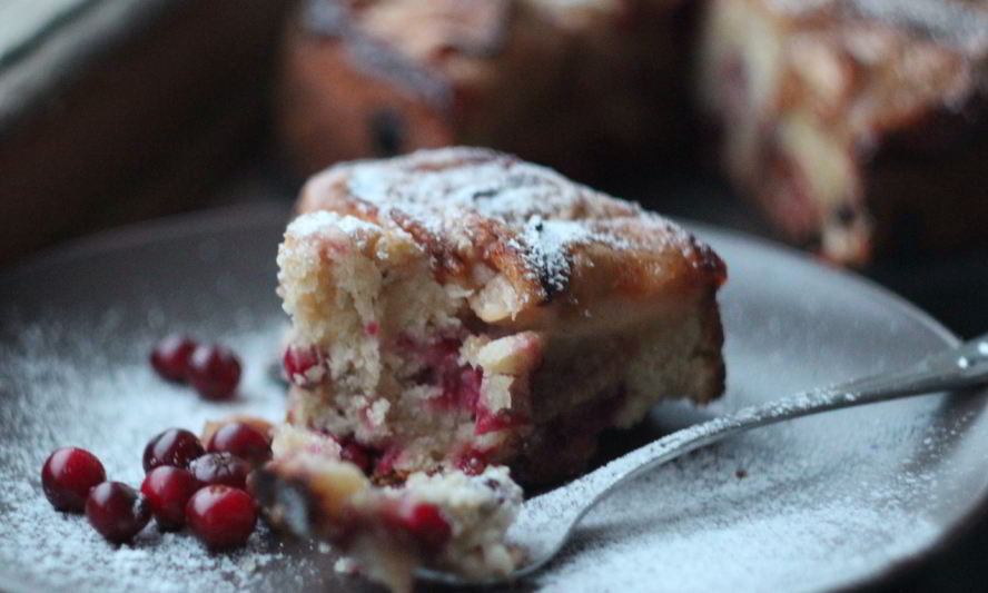Рецепт яблочного пирога с клюквой и коричным сахаром