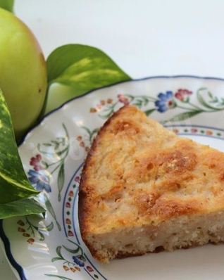 Яблочный пирог с манкой и лимоном