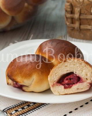 Быстрые дрожжевые пирожки с вишней