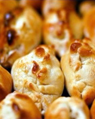 Дрожжевые пирожки с яблоками и бананом