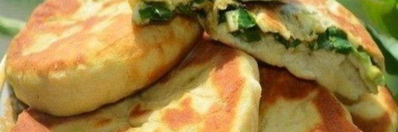 Мягкие пирожки на кефире с луком и яйцом
