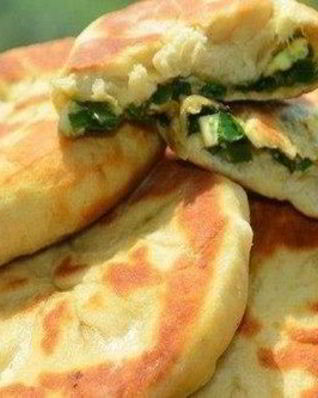 Мягкие пирожки на кефире с луком и яйцом