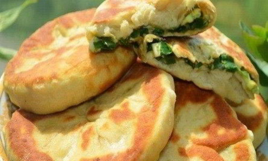 Рецепт мягких пирожков на кефире с луком и яйцом