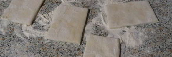 пирожки из готового слоёного теста