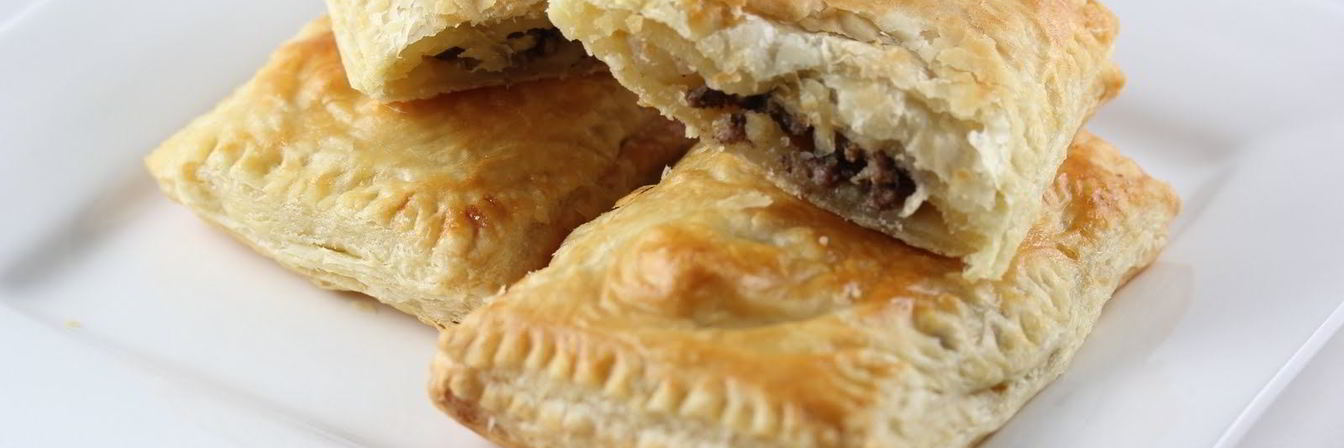 Пирожки из слоеного теста с мясом
