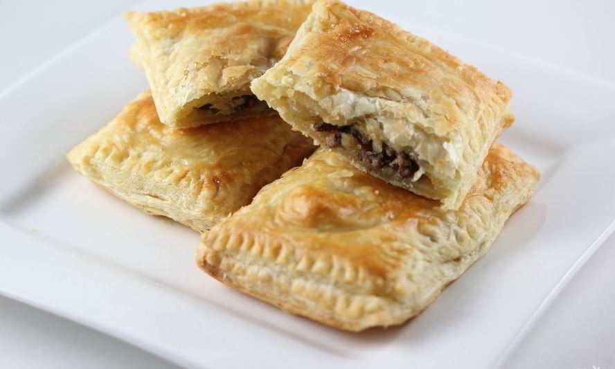 Рецепт пирожков из слоеного теста с мясом