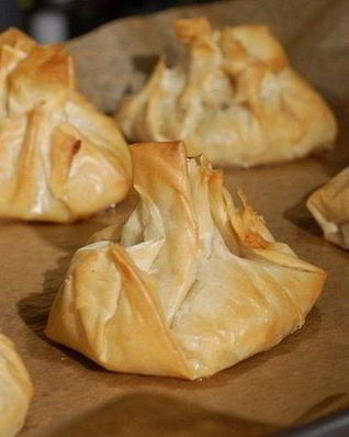 Пирожки из теста фило с рисом и грибами
