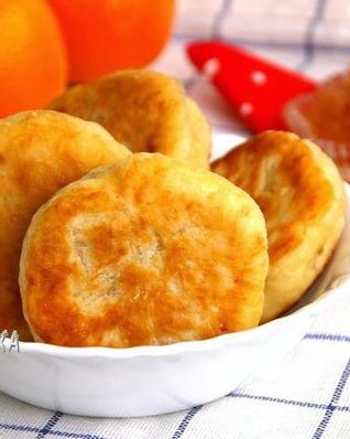 Пирожки на кефире без яиц с домашним яблочным вареньем с корицей