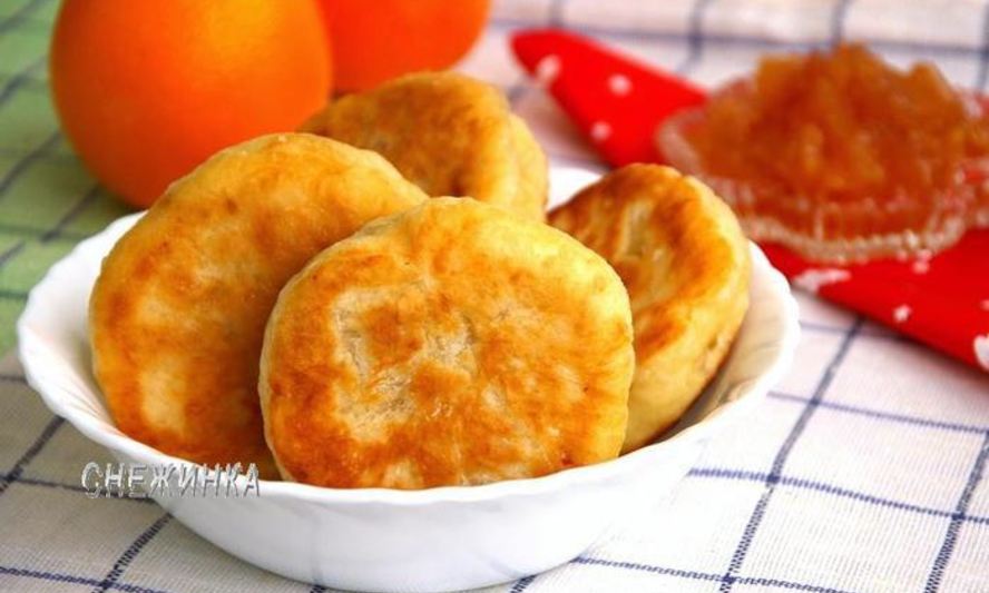 Рецепт пирожков на кефире без яиц с домашним яблочным вареньем с корицей