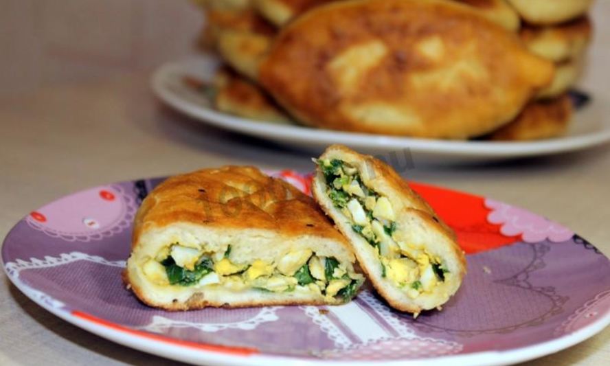 Рецепт пирожков на кефире с зеленым луком и яйцом