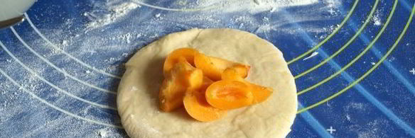 пирожки с абрикосами в духовке