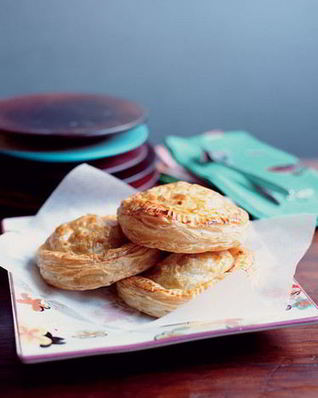 Пирожки с мясом цыпленка, луком-пореем и оливками