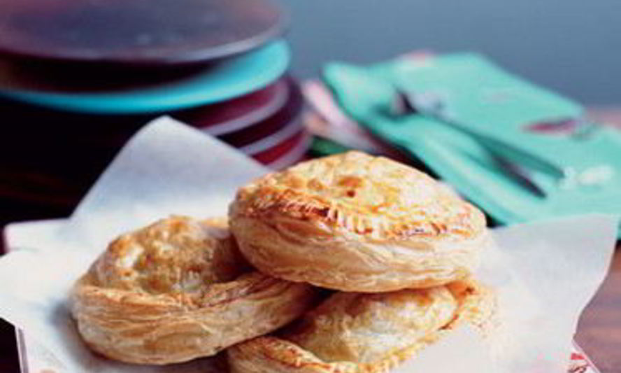 Рецепт пирожков с мясом цыпленка, луком-пореем и оливками