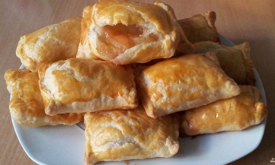Рецепт пирожков с яблоками из слоеного теста