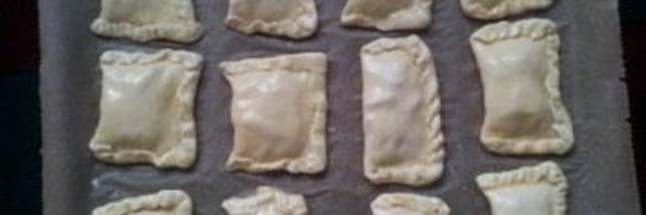 пирожки с яблоками из слоеного теста