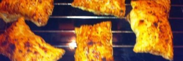 пирожки слоеные с ветчиной, сыром и луком