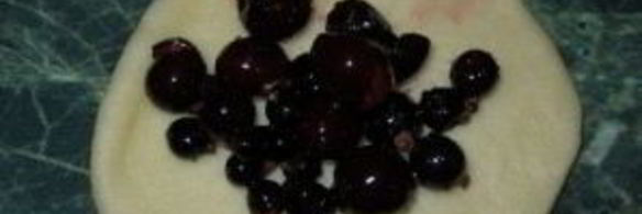 пирожки со смородиной из дрожжевого теста