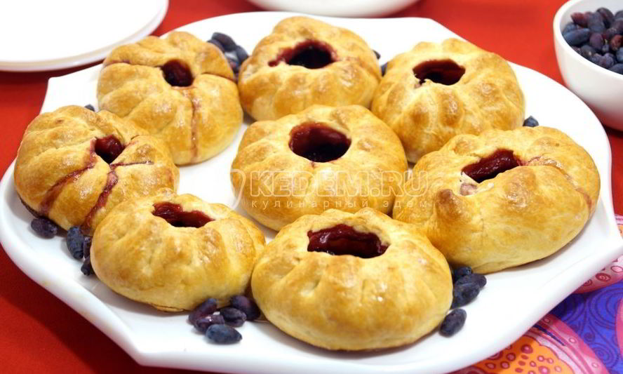Рецепт пирожков в духовке с жимолостью