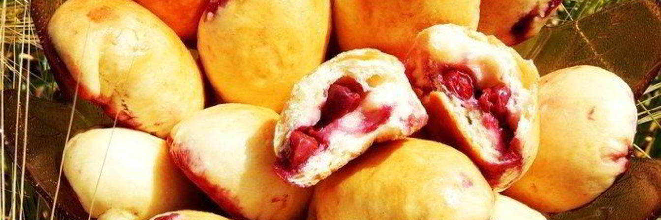 Сдобные пирожки с вишней