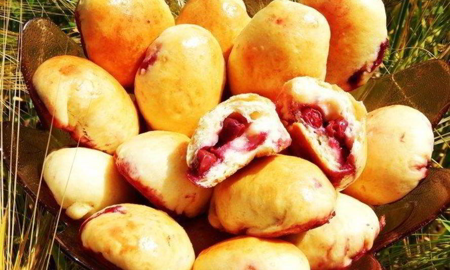 Рецепт сдобных пирожков с вишней