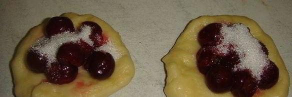 сдобные пирожки с вишней