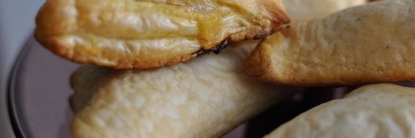 Слоеные пирожки с капустой