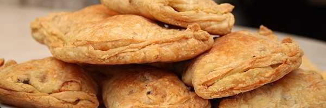 Слоеные пирожки с курицей и сыром