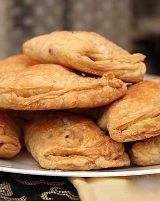 Слоеные пирожки с курицей и сыром