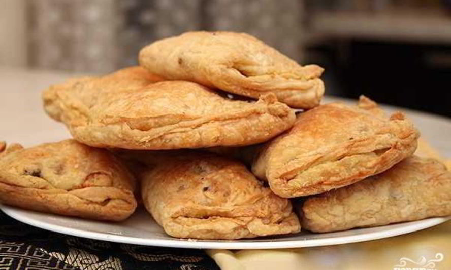 Рецепт слоеных пирожков с курицей и сыром