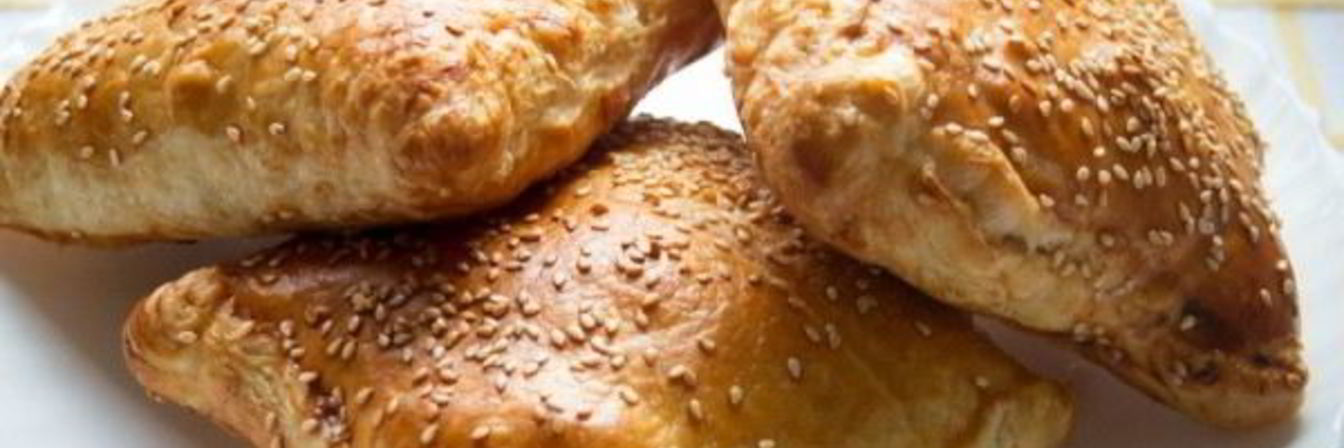 Слоеные пирожки с курицей