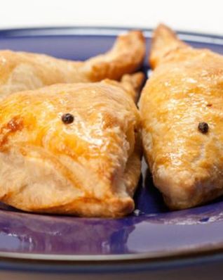 Слоеные пирожки с мясом и капустой